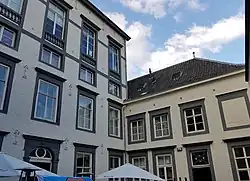 Hoofdgebouw en zijvleugel