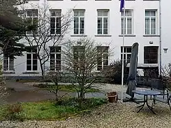 Binnentuin met wit geschilderde kloostervleugel