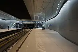 Aanzicht zuidelijke stijgpunten, perrons met tijdelijke wandbekleding, januari 2018.