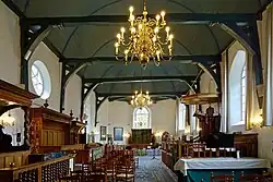 Interieur met preekstoel en herenbanken (2018)