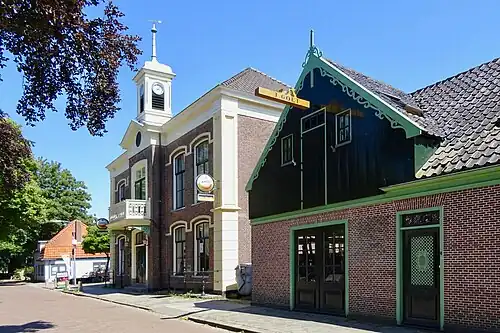 Voormalige raadhuis en oude werkplaats.