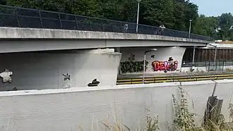 Brug 1000; pijlers met bladmotief (juli 2018)