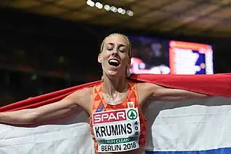 Susan Krumins-Kuijken is dolblij met haar zilveren medaille op de 10.000 m tijdens de EK van 2018 in Berlijn.