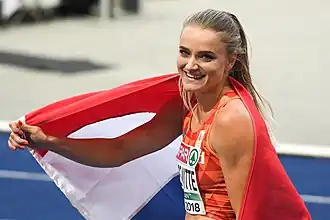 Lisanne de Witte viert haar bronzen medaille op de 400 m tijdens de EK van 2018, Berlijn.