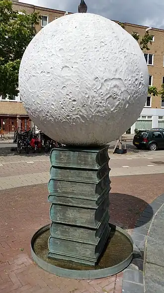 Boeken uitgeperst door een maan (augustus 2018)