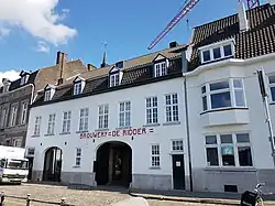 Poortgebouw aan de Oeverwal