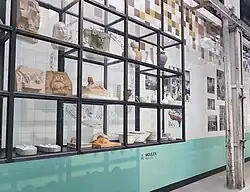 Tegelwand en vitrine