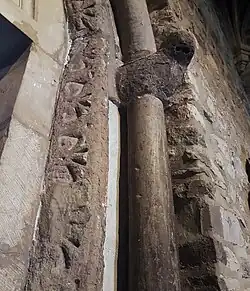 Archivolt, kalksinter zuil en verweerd kapiteel