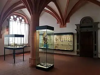 Overzicht van de schatkamer. Links de vitrine met het Egbertschrijn