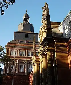 Detail toren en portaal