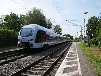 Trein rijdt het station binnen