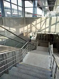 De trap tussen de tunnel en het perron tijdens de openig van lijn D1