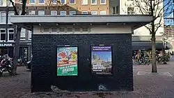 Transformatorhuisje op het plein met rechts de Ferdinand Bolstraat