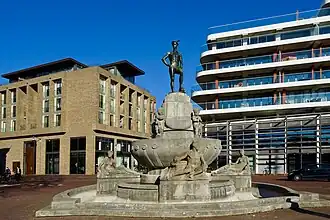 Mercuriusfontein op de huidige locatie; het gebouw links op de achtergrond staat op de oude locatie van de fontein