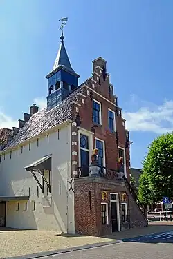 Zuidzijde van het raadhuis met het oorlogsmonument