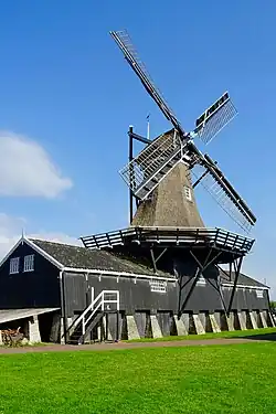 De molen met werkplaats en loods