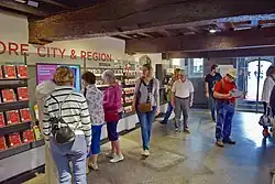 Toeristeninformatie in souterrain met balkenplafond