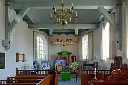 Interieur van de kerk met preekstoel (gezien naar het oosten)