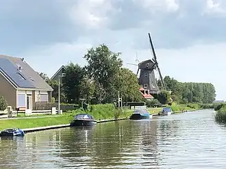 De Witmarsumervaart met de molen de Onderneming in Witmarsum (2019)