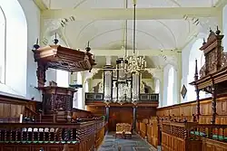 Interieur met orgel en preekstoel