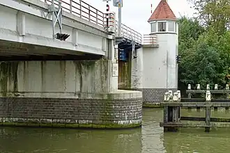Vanaf de noordkant: de vaste brug, daarachter de basculebrug en het brugwachtershuisje