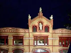 De bovengevel in de avond