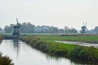 De Finkumervaart met de Balkendsterpoldermolen en Slagdijkstermolen