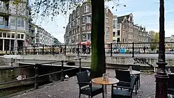 Gevelwand Sint Antoniesluis van de boom naar rechts; op de voorgrond, de brug Sint Anthoniesluis (2019)