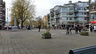 Dwarsoverzicht over de brug met achter de bloempakken 'Pagaai", links de "Grenspaal", rechts wooncomplex "Pentagon" (november 2019)