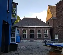 Schoolgebouw op binnenterrein