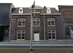 Gespaarde gevel paardentramremise