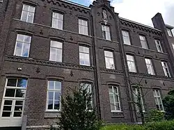 Noordvleugel met trapgevel en heiligenbeeld