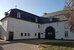 Binnenplaats met koetshuis