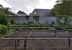 Moestuin met ursulinenbeeld