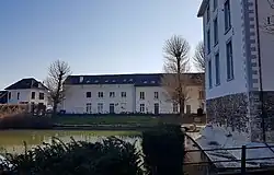 Gracht en dienstgebouwen