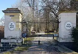 Hekpijlers en oprijlaan