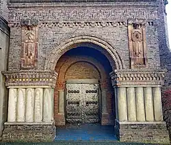 Portaal met terracotta's