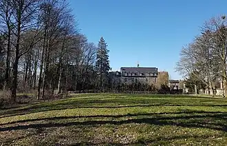 Kloostertuin met kapel (links) en landhuis (rechts)