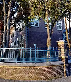 Idem, zijgevel en hekwerk