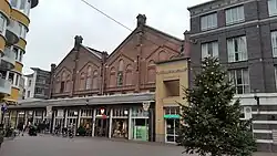 Oranje-Vrijstaatkade 21/Land van Cocagneplein 44 met letters Het Sportfondsenbad (december 2019)