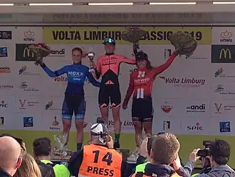 Winnares Demi Vollering op het podium in 2019