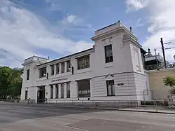 De westgevel van het station.