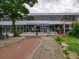Ingang stationsgebouw NS.
