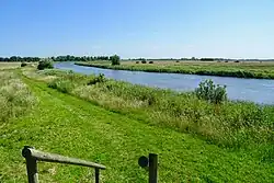 De Petsleat gezien vanaf de uitkijkheuvel bij het Brakkenspaad in oostelijke richting naar Rinsma pôle