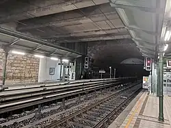 De tunnel aan de zuidkant geflankeerd door de liften.