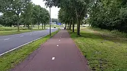 Abcouderweg gezien richting het noorden met op de achtergrond het AMC (juli 2020)