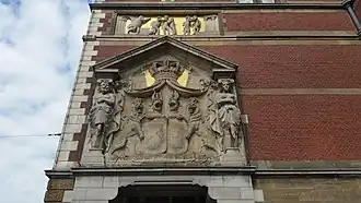 Het alliantiewapen met daarboven Vijf stadia van een reis (augustus 2020)