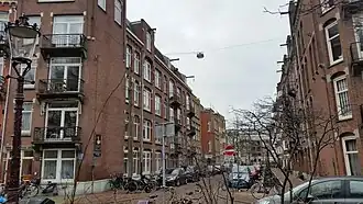 Amaliastraat vanaf het Frederik Hendrikplantsoen met links de school en in de verte Kostverlorenvaart (januari 2020)