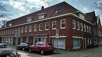 Links: Ampèrestraat 2-4 van Peters (maart 2020)