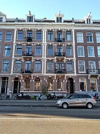 Nassaukade 17 (rechts) en 18 (links) (november 2020)